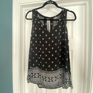 Black and white pattern tank with key hole back, size large